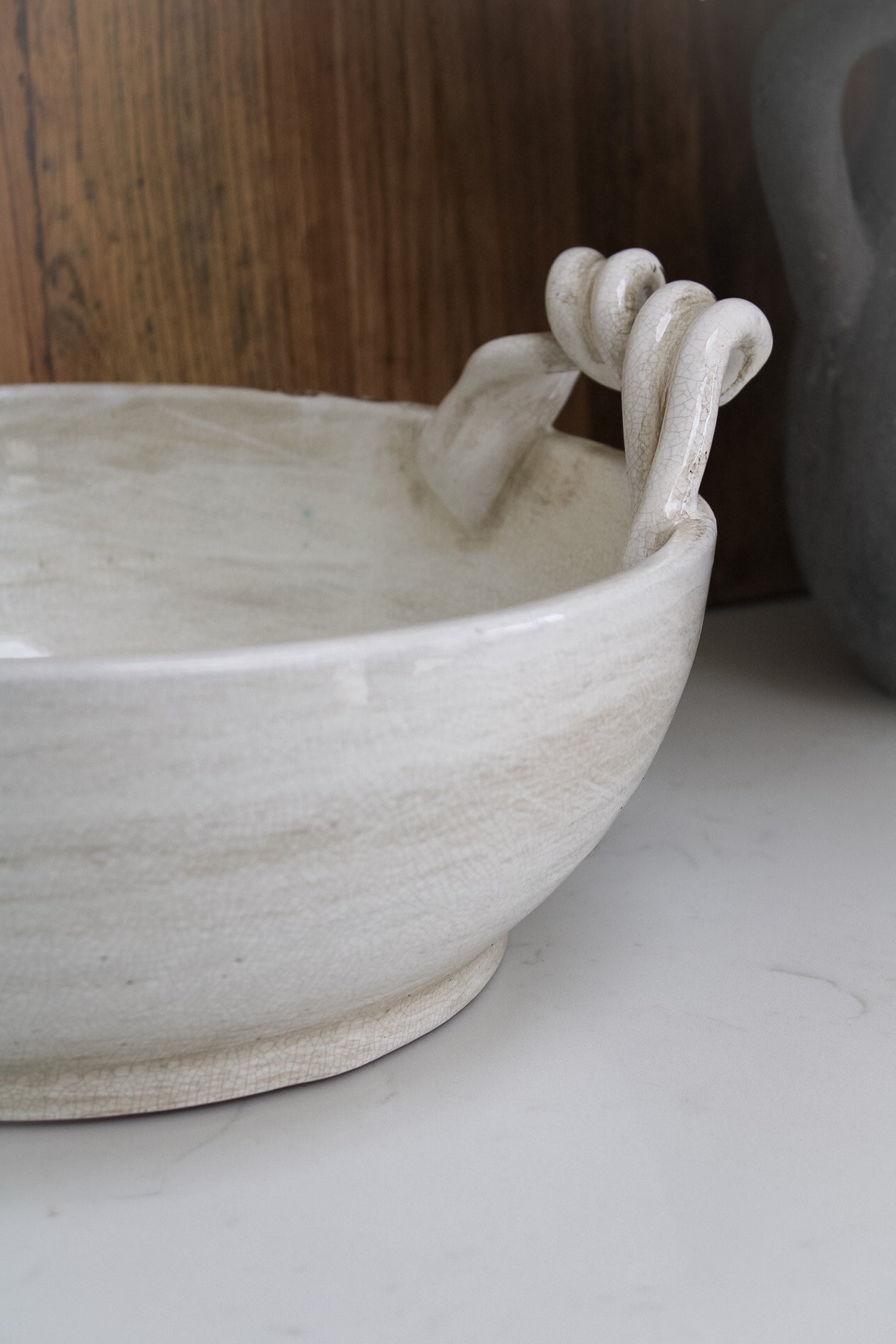 Ceramic fruit bowl with twisted handles