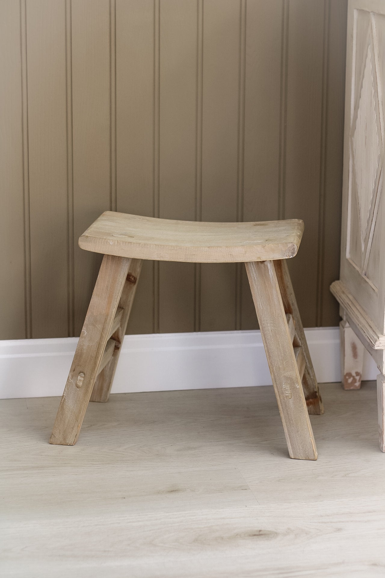 Farmhouse Arched Stool 003