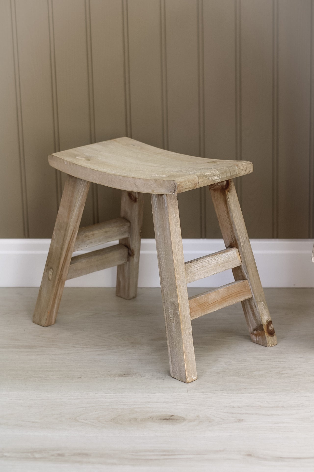 Farmhouse Arched Stool 004