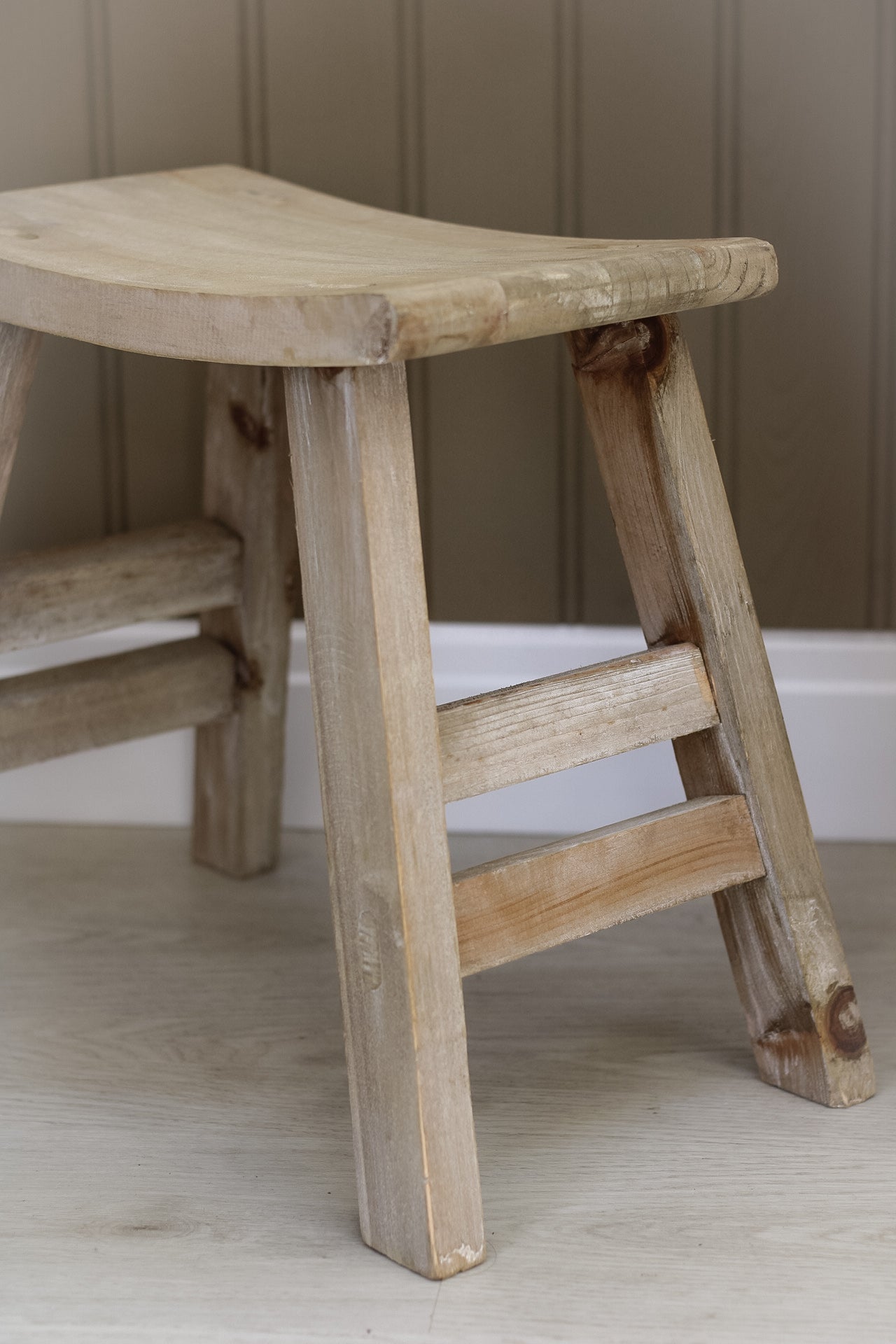 Farmhouse Arched Stool 005