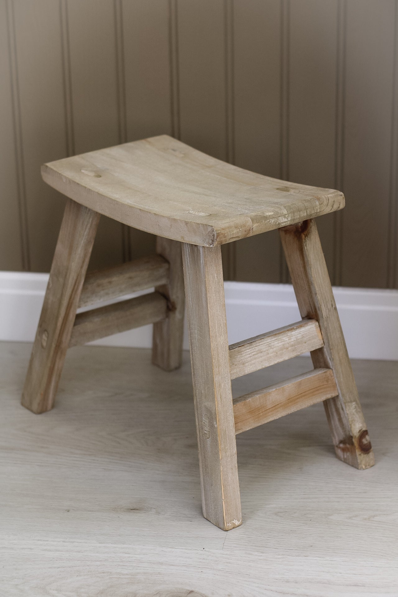 Farmhouse Arched Stool 006