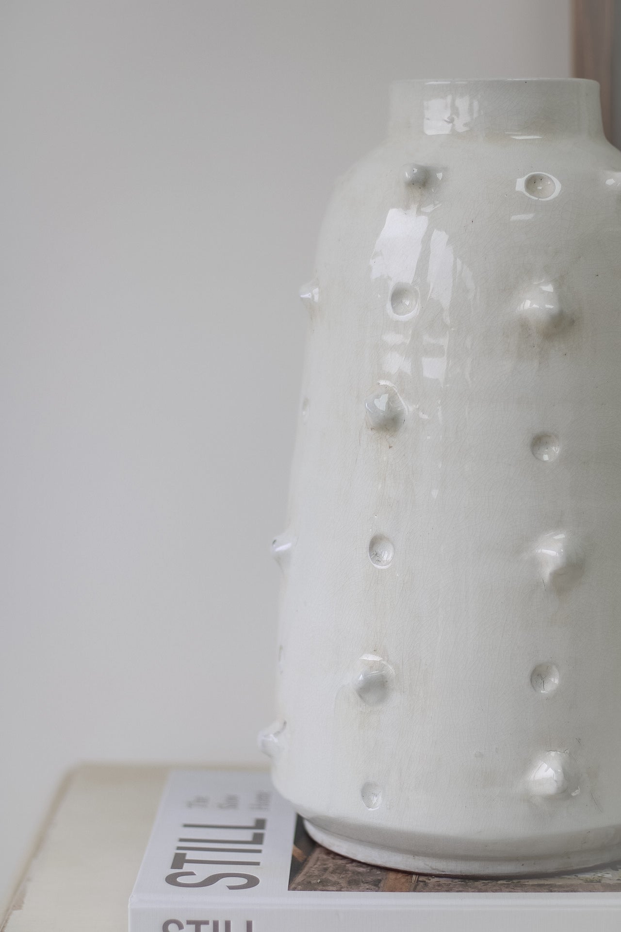 White Distressed Bobble Vase 001