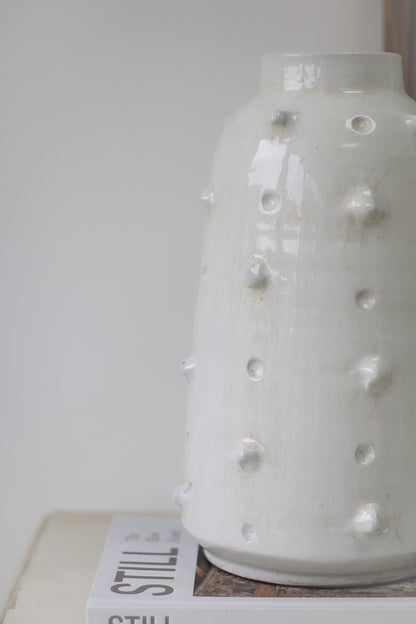 White Distressed Bobble Vase 001